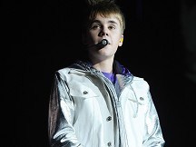 Bieber surprises Gomez on stage