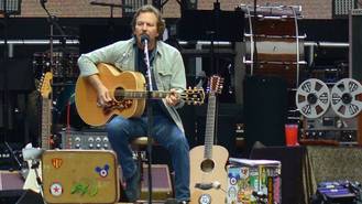 Pearl Jam forced to cancel show due to Eddie Vedder suffering vocal cord issues