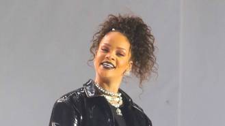 Rihanna & Drake kiss onstage at Miami gig