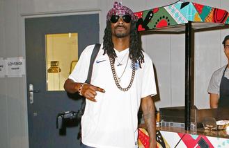 Kendrick Lamar presents Snoop Dogg with gong at BET Hip Hop Awards